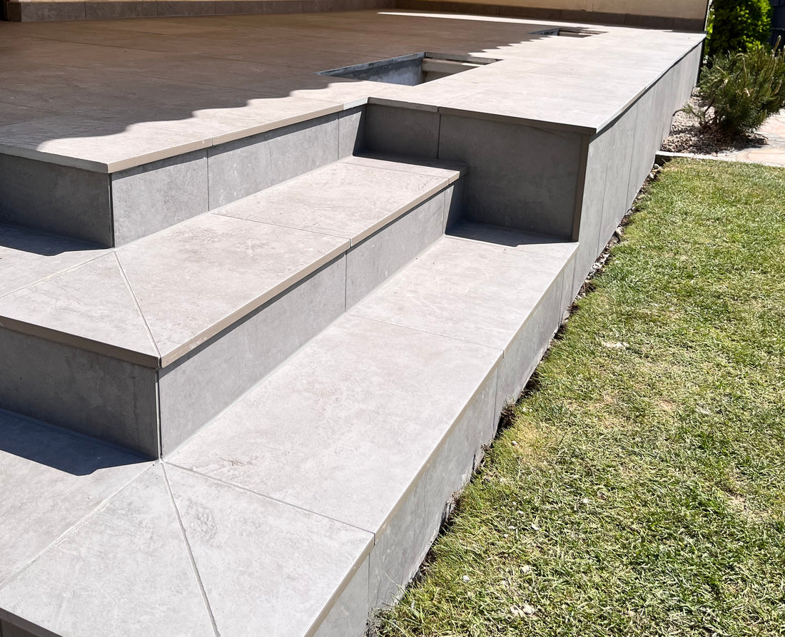 Abdichten und Verkleben von Terrassenplatten mit einem Produkt