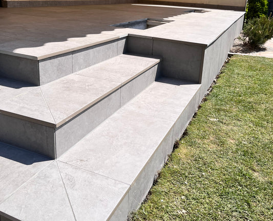 Abdichten und Verkleben von Terrassenplatten mit einem Produkt