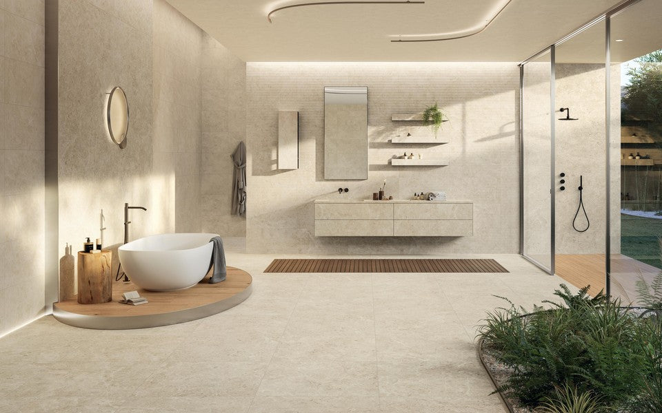 Modernes Badezimmer in warmer Natursteinoptik