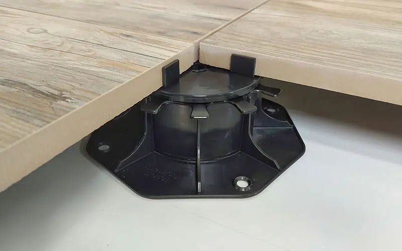 Terrassenlager mit Fugenkreuz Karle&Rubner Stellfuesse verstellbar 25-225 mm