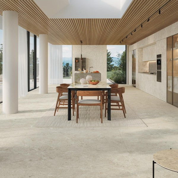 Modernes Badezimmer in warmer Natursteinoptik