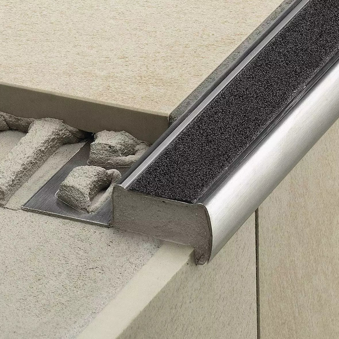 Schlüter-TREP-G/-GL Profile - Treppenprofil mit einer eingeklebten rutschhemmender Profilierung