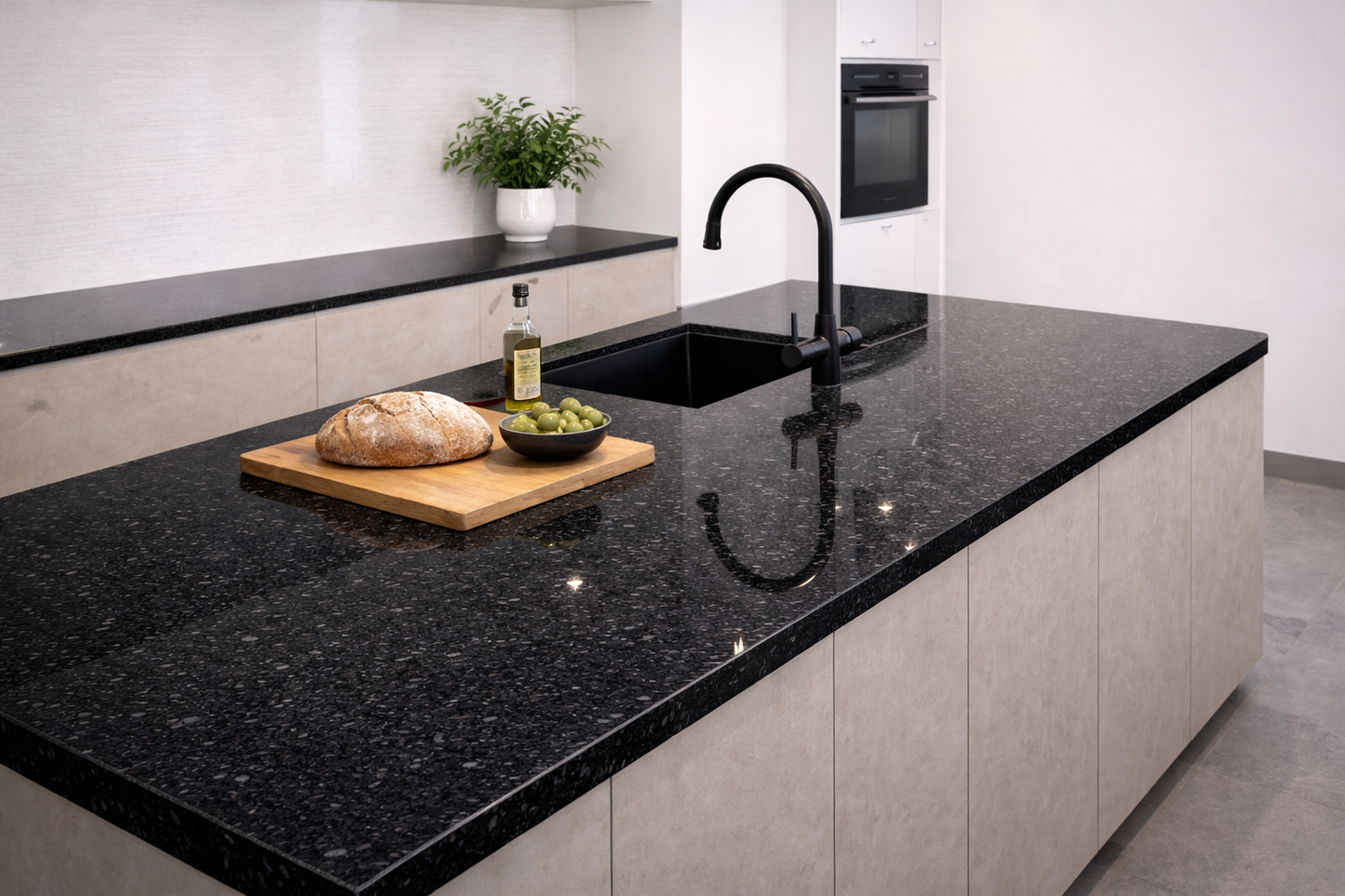 Naturstein Nero Luanda – elegante Tiefe mit feiner Struktur