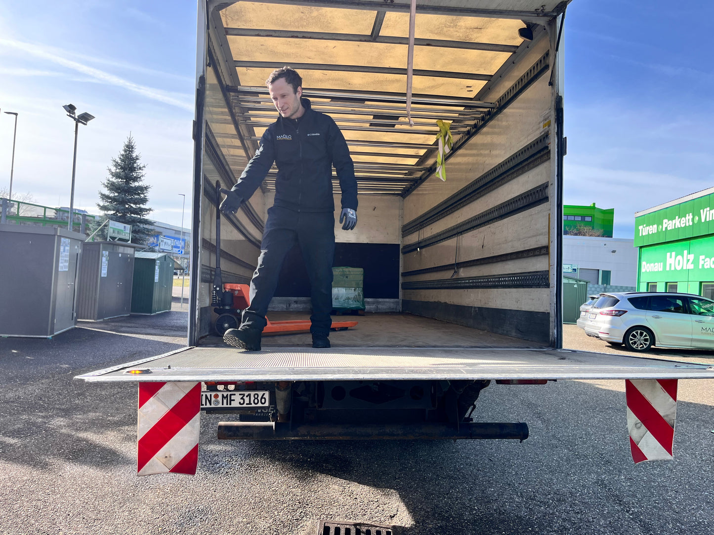LKW-Transport mit Hebebühne im Raum Ingolstadt