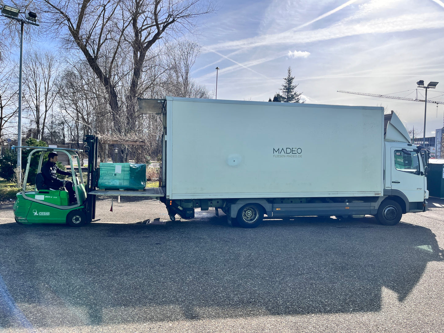LKW-Transport mit Hebebühne im Raum Ingolstadt