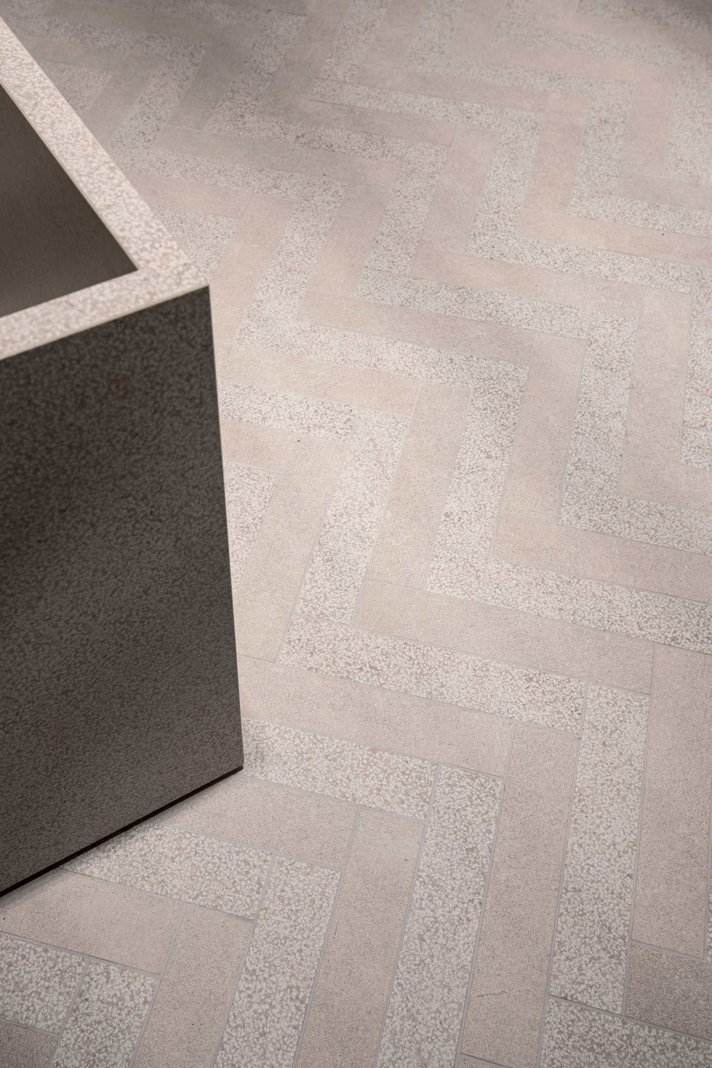 Florim Sensi Grey Fossil Dust - fein sandige Textur